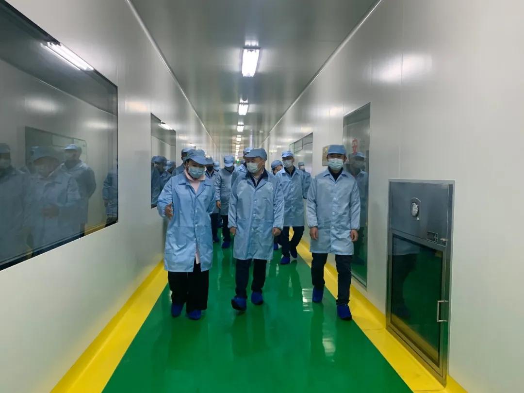 每一个车间都有宽敞透明的参观通道,我们可以在全透明的参观通道看到