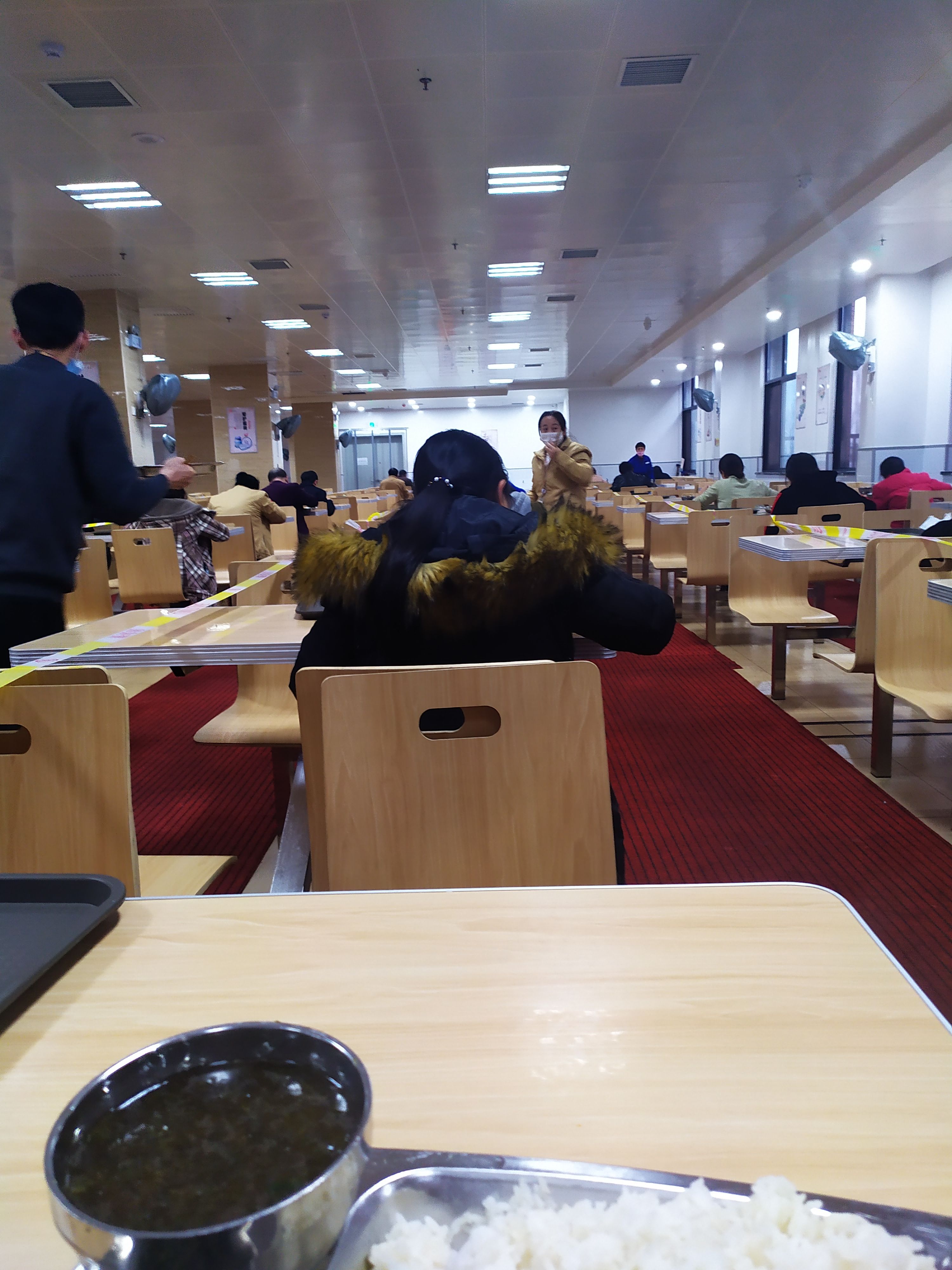 现在厂里复工,员工餐厅的场景