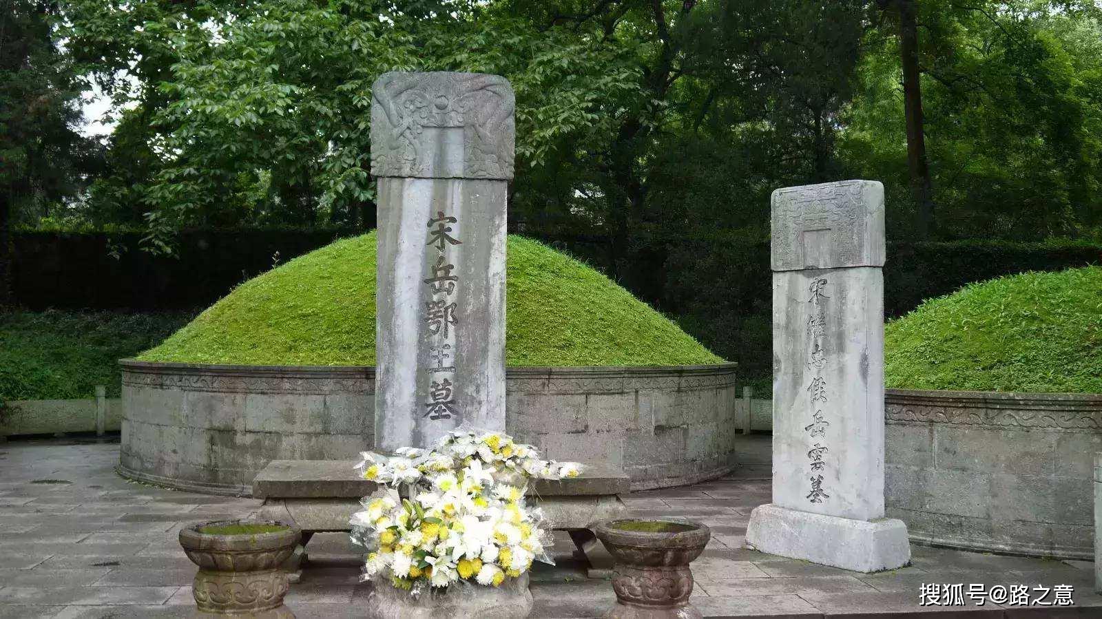 人们仰景岳飞风烈,在西子湖畔为岳飞建有墓庙.