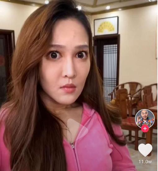 穿近万元的t恤,家中装修豪华_程野