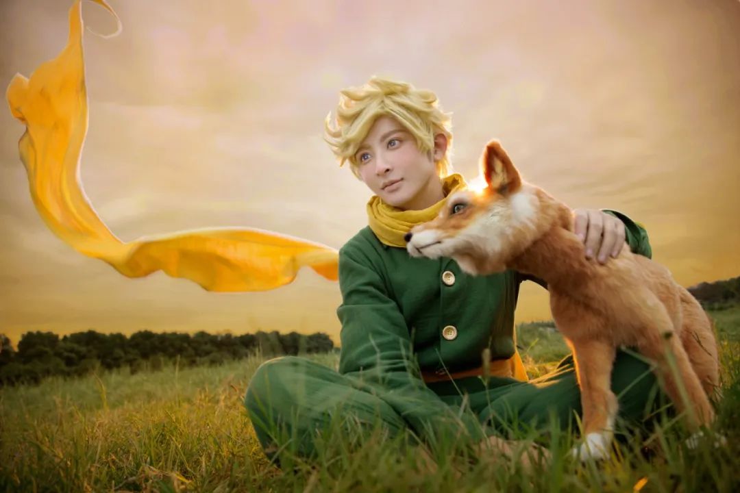 都是他cos的角色……天真童趣的小王子悯人圣洁的白衣君异域风情的