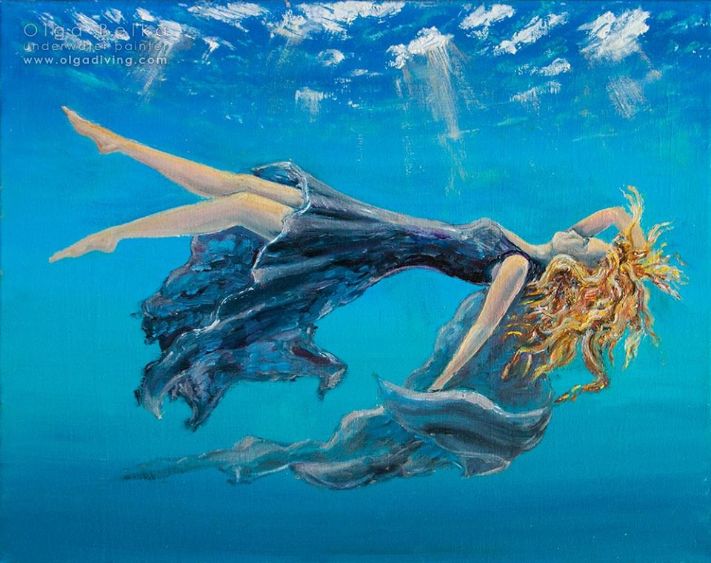 她是世界第一位潜水艺术家在水中画出绝美的海底世界令世人神往