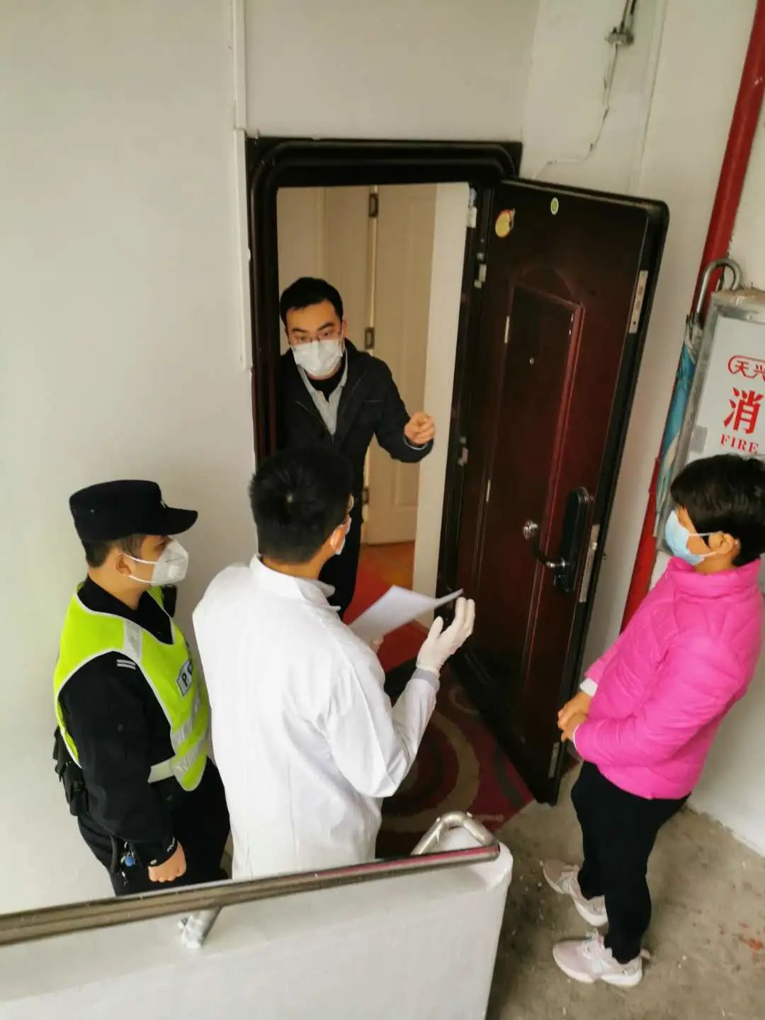 "三人小组"齐行动,守住防疫第一线 | 抗疫一线党旗飘_隔离