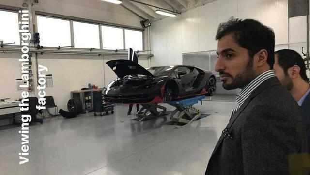 王子的颜值也是颇高这位戴眼镜的老板就是帕加尼的创始人奥拉西欧