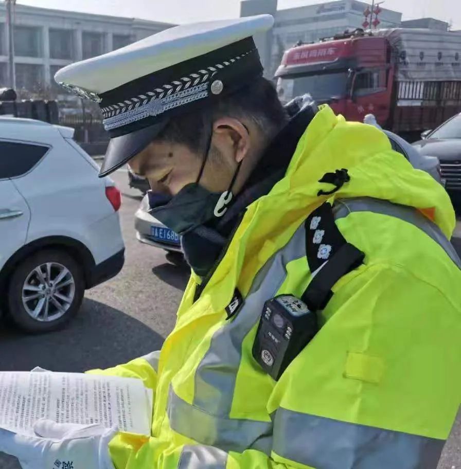 上面画着敬礼的警察叔叔,爱心和笑脸,写着"勤洗手,戴口罩""努力抗疫""
