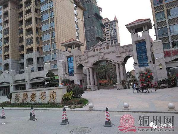 北流东湖一号地下车库对面公路亟待改进一下_小区
