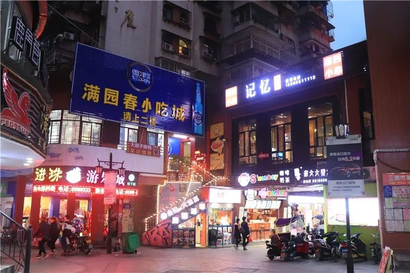 99:满园春这里熙熙攘攘的样子,点缀了三明的周末和夜色.