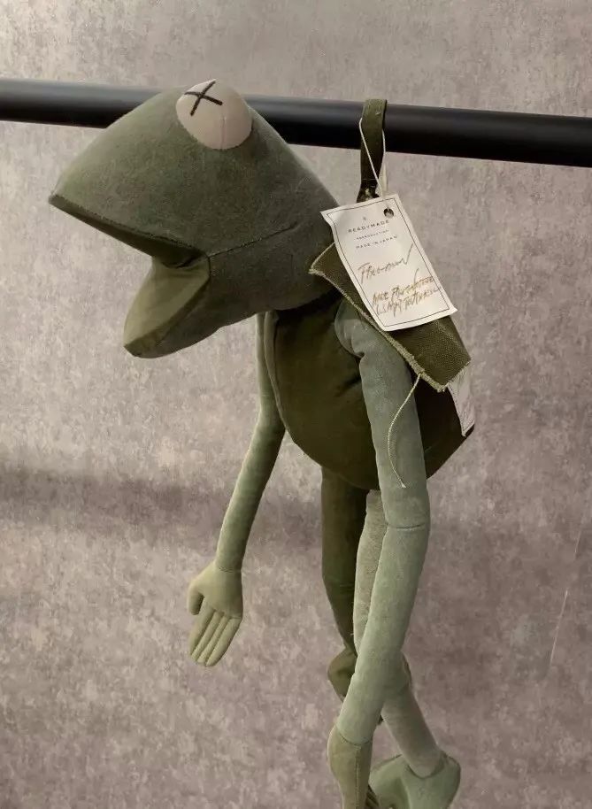 7.这只常见的青蛙是readymade出的军布玩偶,售价在3000人民币左右.6.