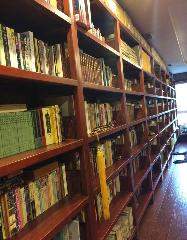 郭德纲《坑王》改为家中录制,书房内景意外曝光,桃子玩偶成亮点