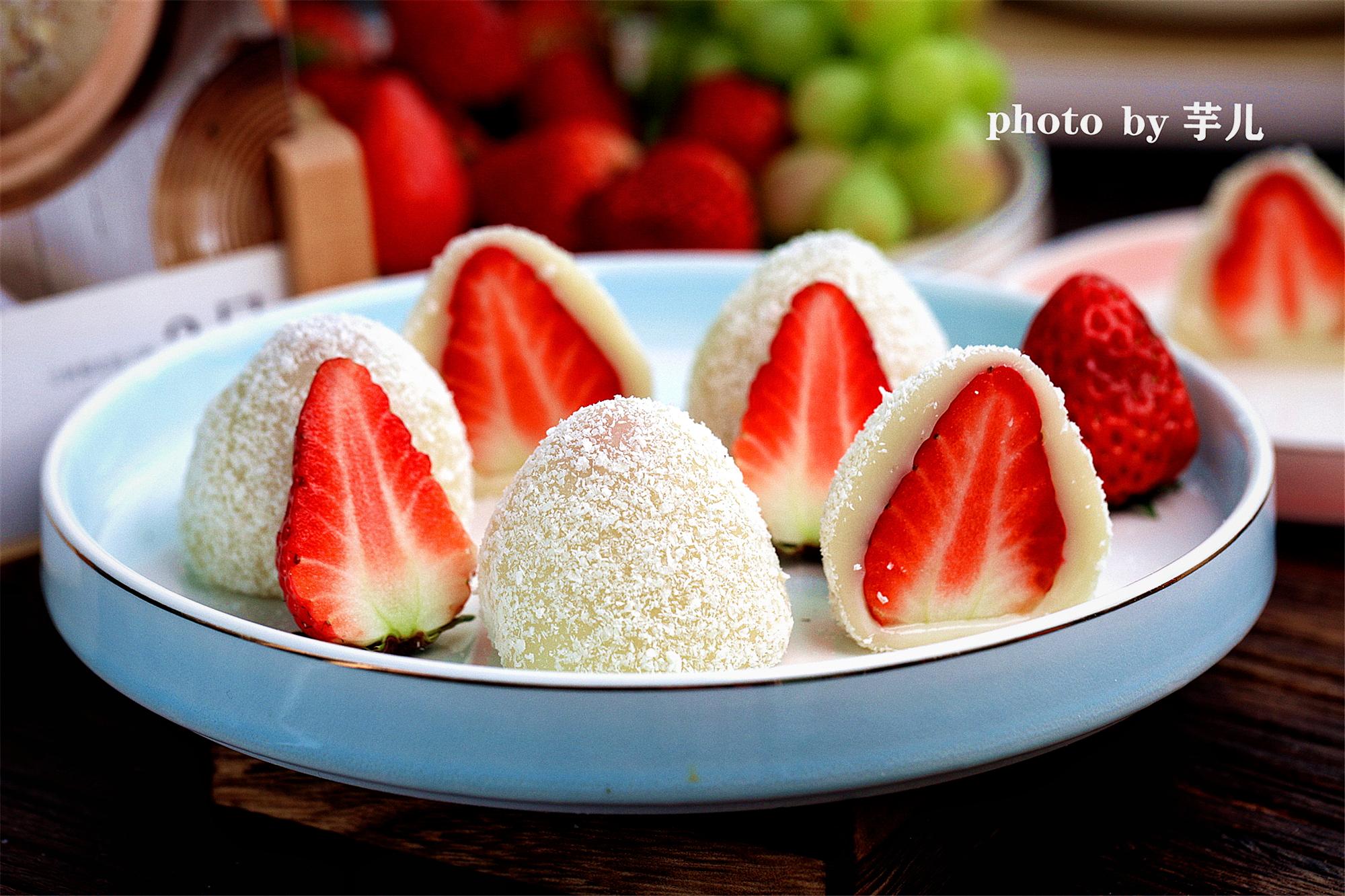 【草莓大福】【食材】:糯米粉150克,玉米定粉50克,纯牛奶250克,细砂糖