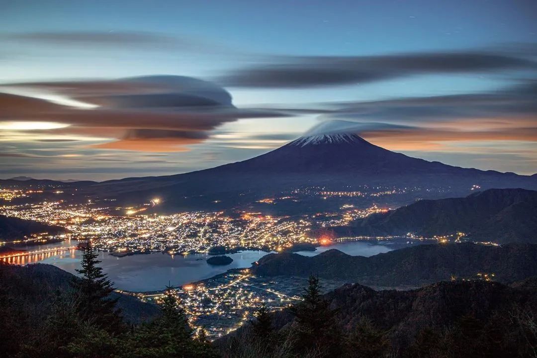 戴著斗笠的富士山傳遞了什麼訊息