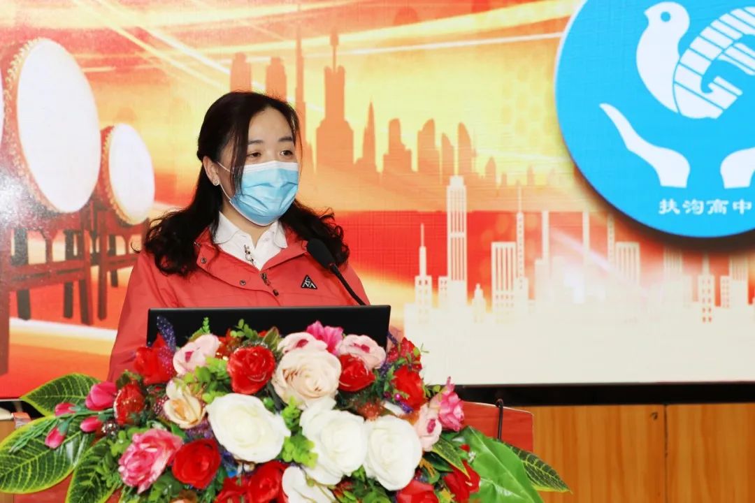 首先,彭鹏老师,郭忠发老师和薛驰老师分别代表年级组,班主任,任课老师