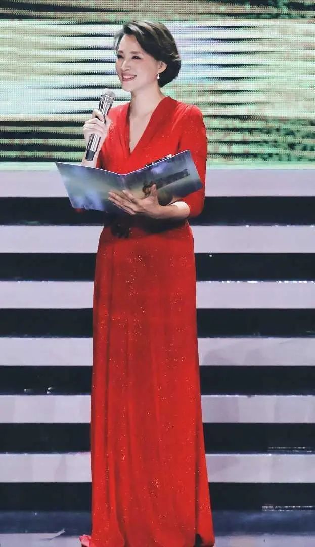 董卿的知性美也败了46岁素颜出镜像换脸还把印花长裙穿成睡衣