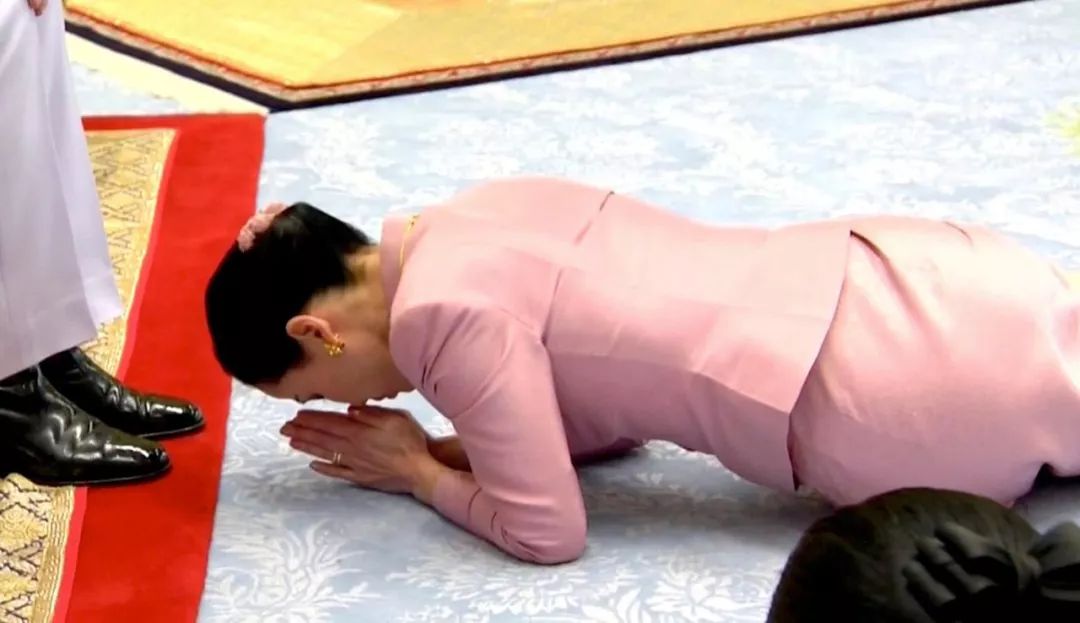 通常在行跪拜礼的时候,都是有着特定的步骤和流程,男女都要叠腿侧坐