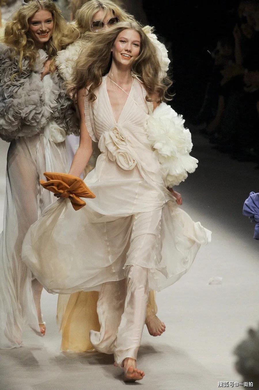 原创"豪门名模"小kk走秀,穿礼裙开叉到大腿根气场强,像极伊万卡