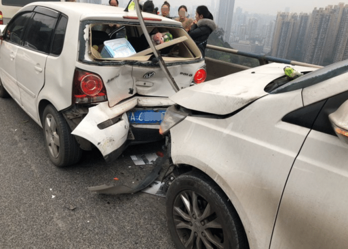 爱车宝骏730在内环上发生了四车追尾事故(包括宝骏730),自己是肇事车