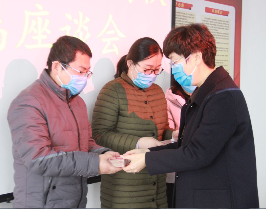 杨艳玲受市委,市政府委托,并代表区委,区政府为每户家庭送去慰问金2