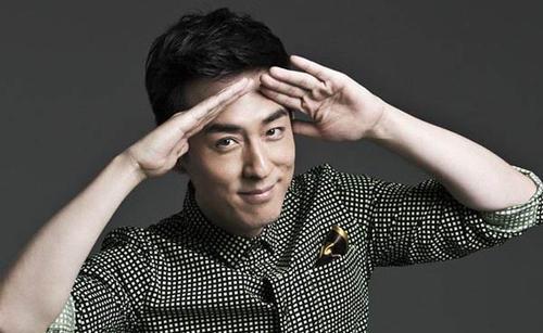 38岁演员小刘欢恋情疑曝光!与萌妹车库又亲又抱好甜蜜_女孩