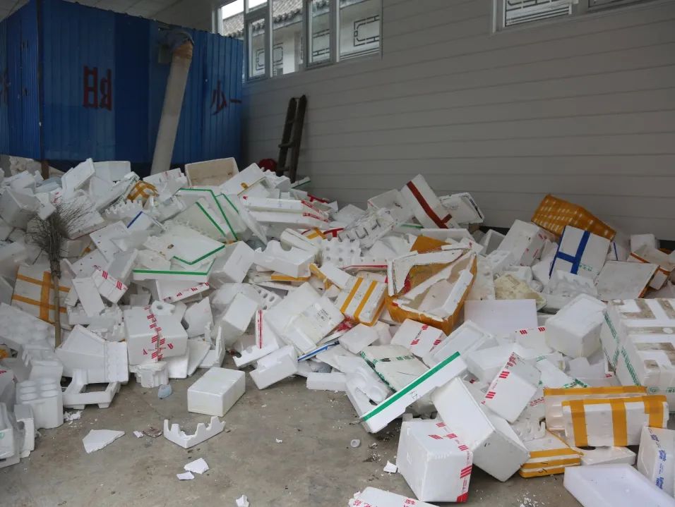 海淀首家!泡沫垃圾压缩后体积50变1,这个冷压回收中转站已投入使用