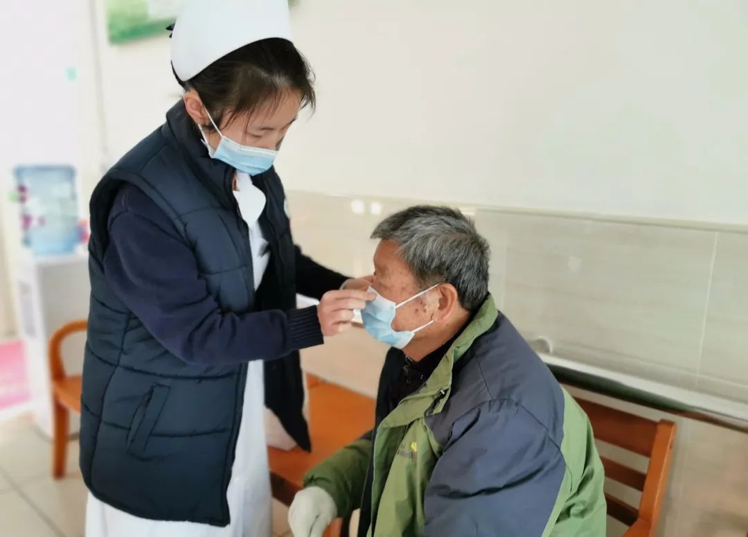 教老人正确佩戴口罩市五院院长曹治(中)关怀慰问老人疫情就是命令