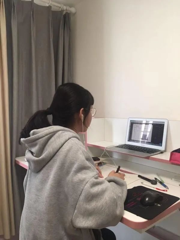 宅家也能当学霸来看厦门别人家孩子的网课学习经如何自律如何定计划
