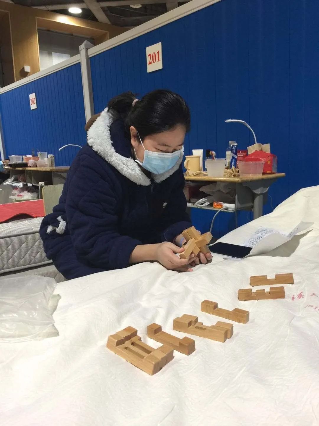 锁是这么玩的晒湖小学五年级1班的李宸籽同学还在班主任老师的指导下