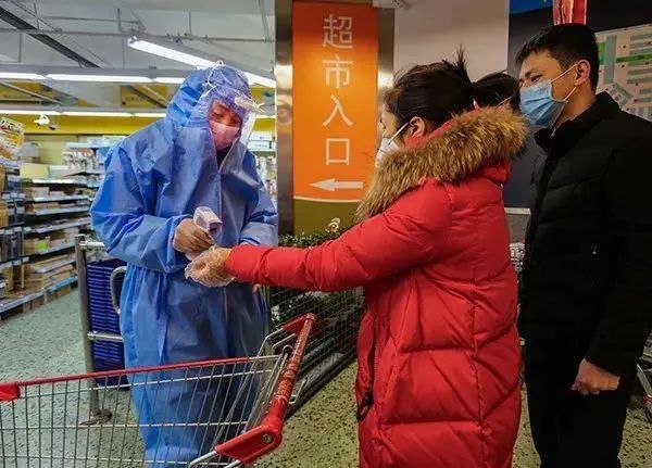 防疫须知逛超市的人明显增多了做到以下几点更安心