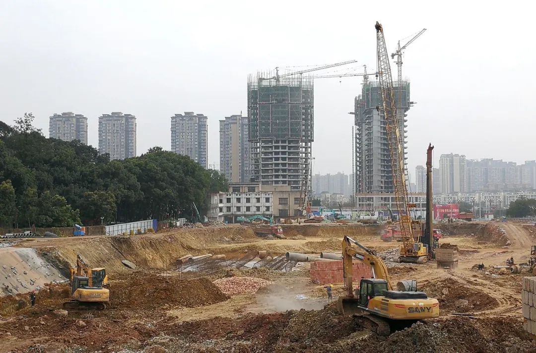 争分夺秒赶工期,南充市双创中心建设项目全面复工