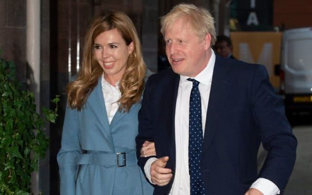 200年来英国首相最年轻的伴侣英首相与女友订婚且已怀孕