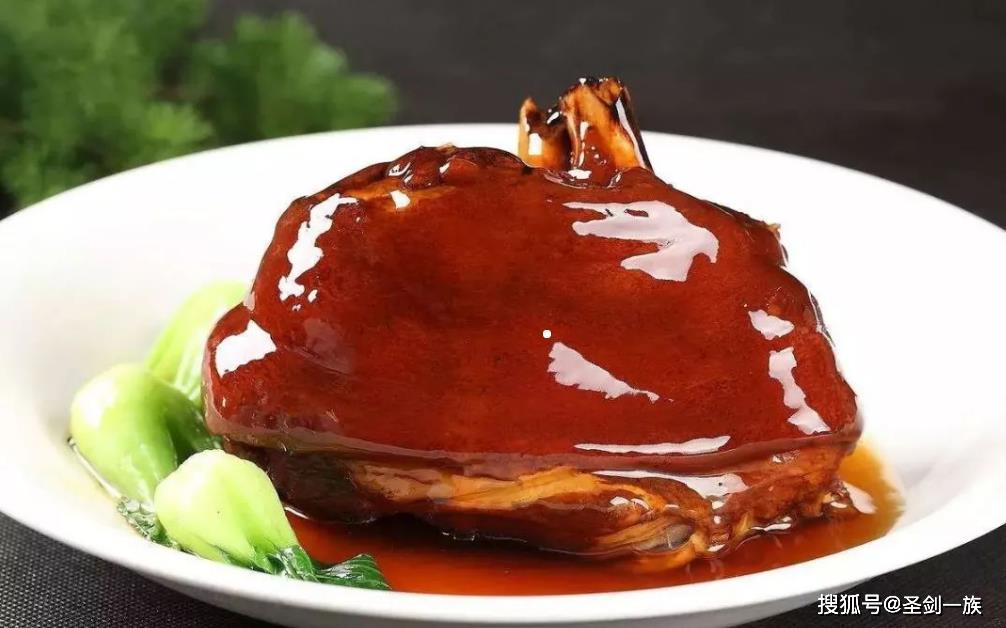 准备原料:蹄髈(肘子)1斤,卤料包1包(超市有现成的卖,很方便),姜4片