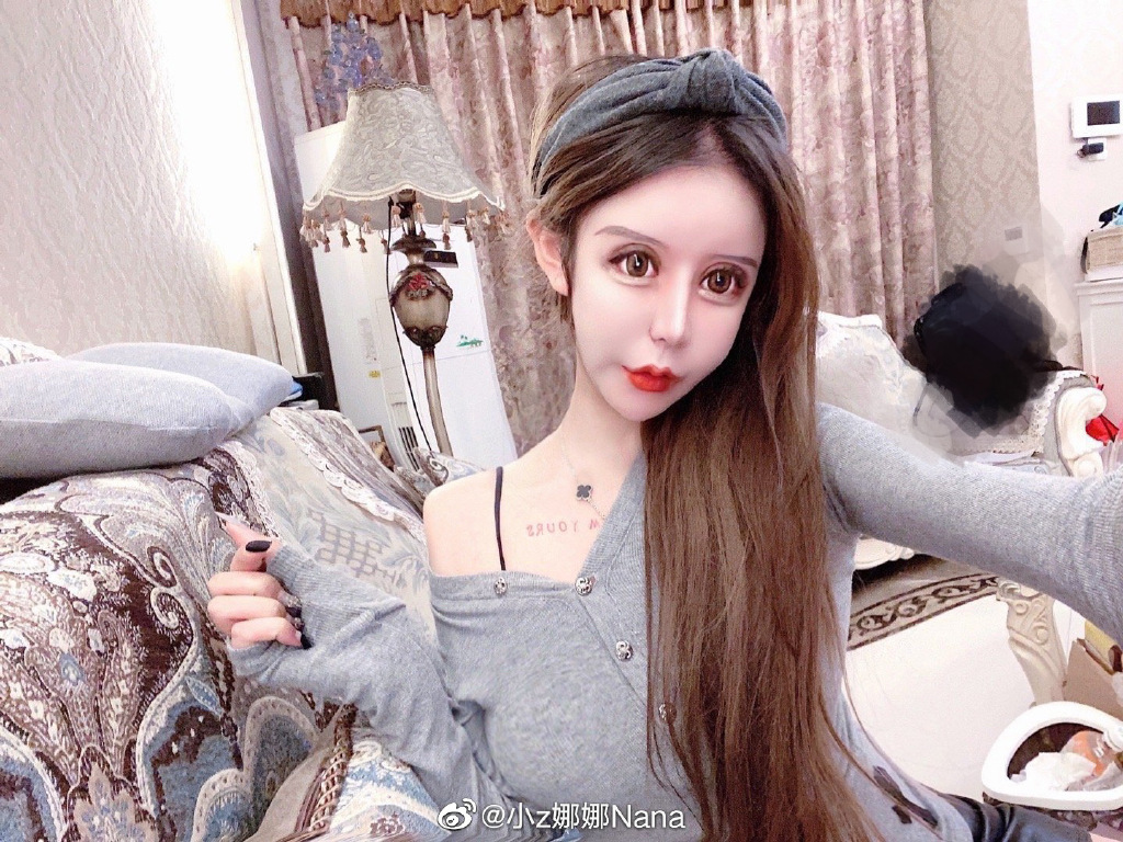 至于小z娜娜阔手整容的经费从何而来,她也直言是拿家里的钱来整型,但