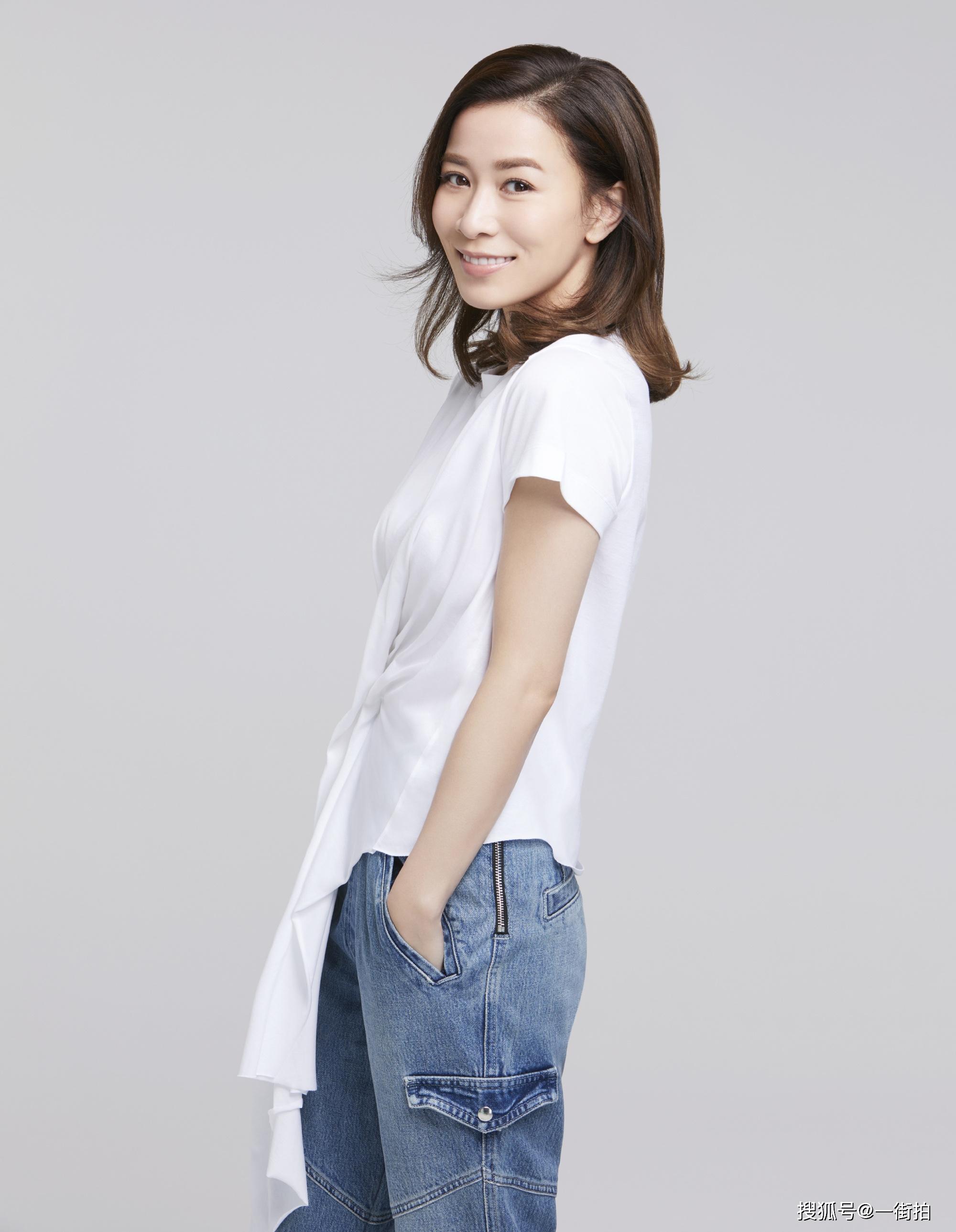 45岁佘诗曼晒近照t恤配牛仔裤也很美网友不愧tvb一姐