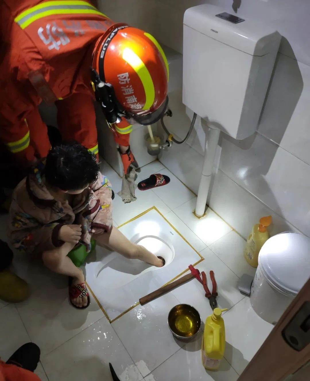 警惕男孩洗澡脚卡厕洞卫生间安全一定要注意这些