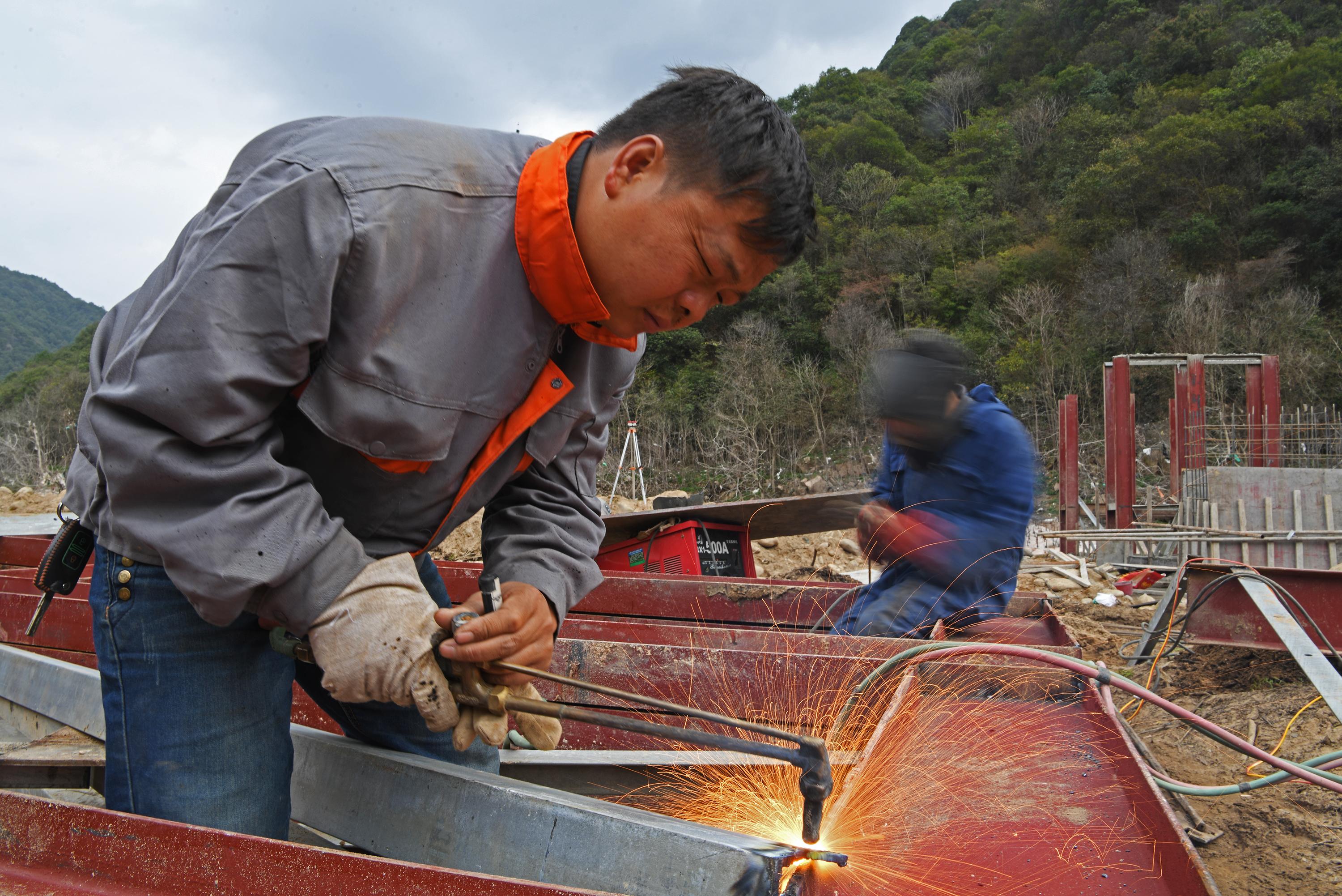 江西铅山:抢抓时间抓复工