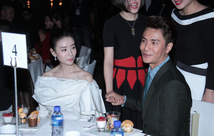 原创董洁与陈坤全程手牵手出席活动恋情坐实网友一切皆有可能