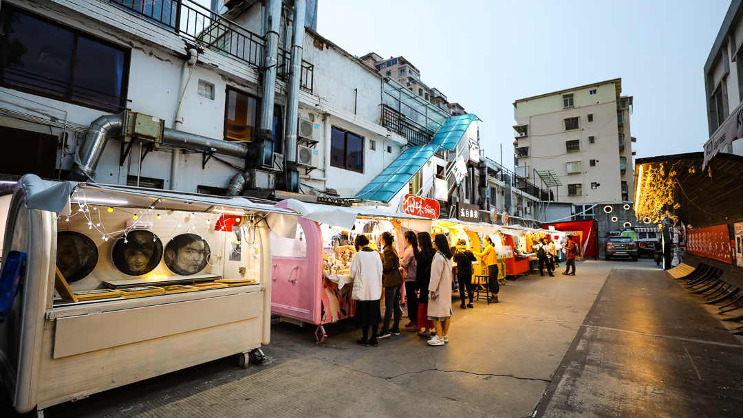 每周六的15:00会举办不同主题的创意市集,云集各领域创意达人,手工