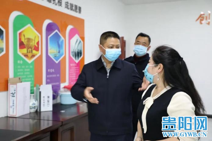 (都匀市公安局局长叶斌同志(左一)走访企业)"厂里目前员工多少?