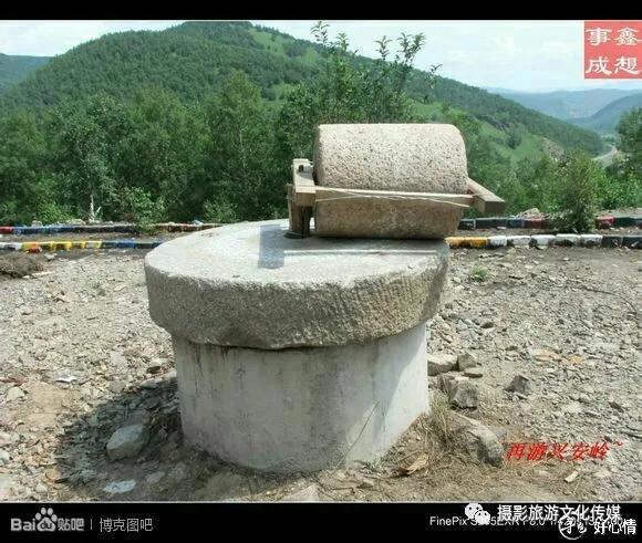 兴安岭微波站兴安岭山上风电设备伊列克得沟口飞机库列车正从46km开往