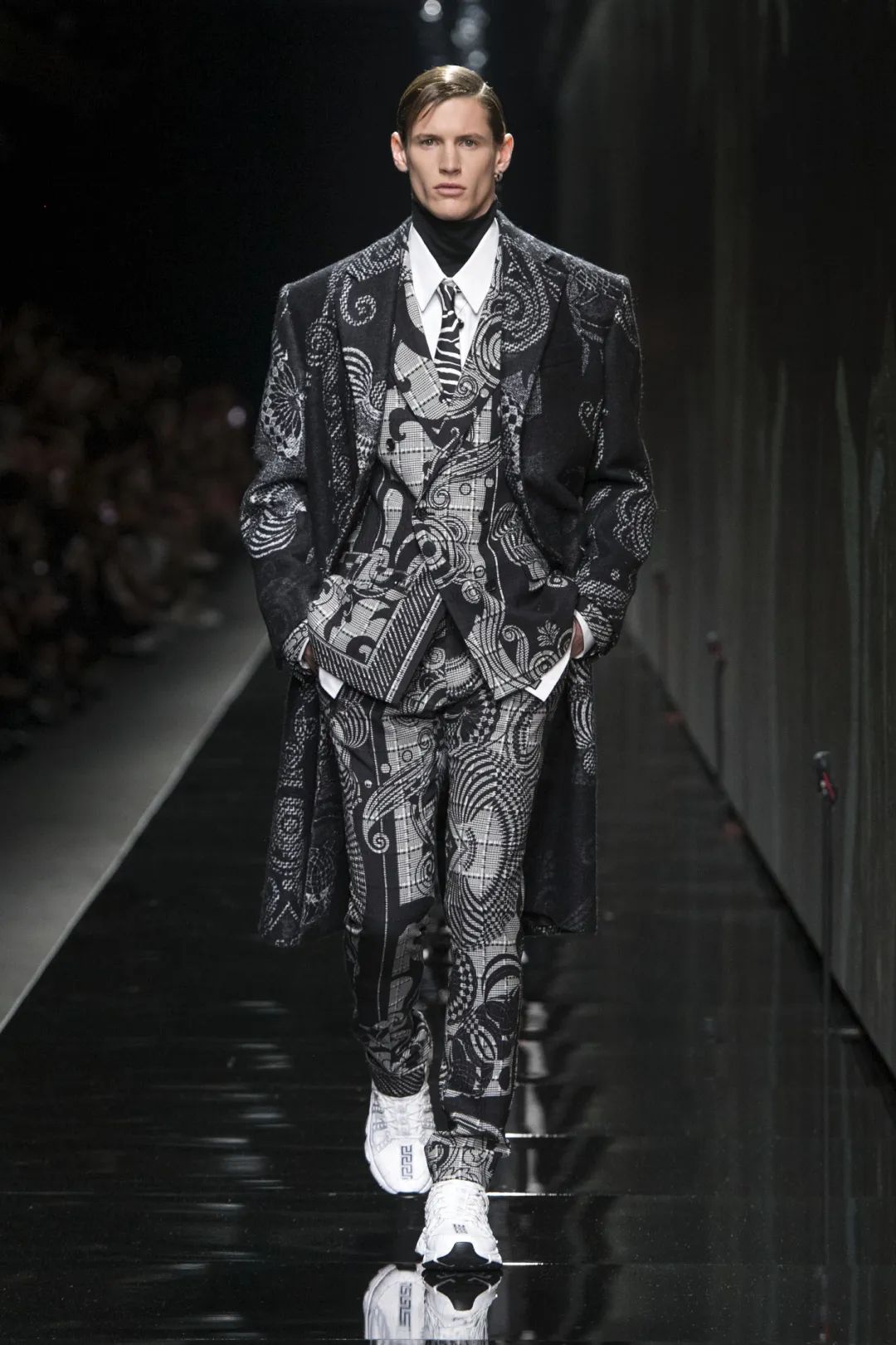 不同于往季奢华尊贵的黑白金巴洛克印花,这一季黑灰巴洛克印花玩了