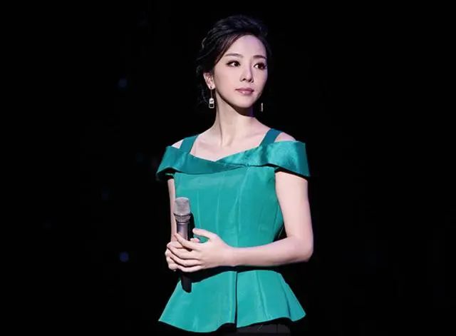 2012年,李思思首次主持央视春晚,当时她只有25岁,是史上最年轻的央视