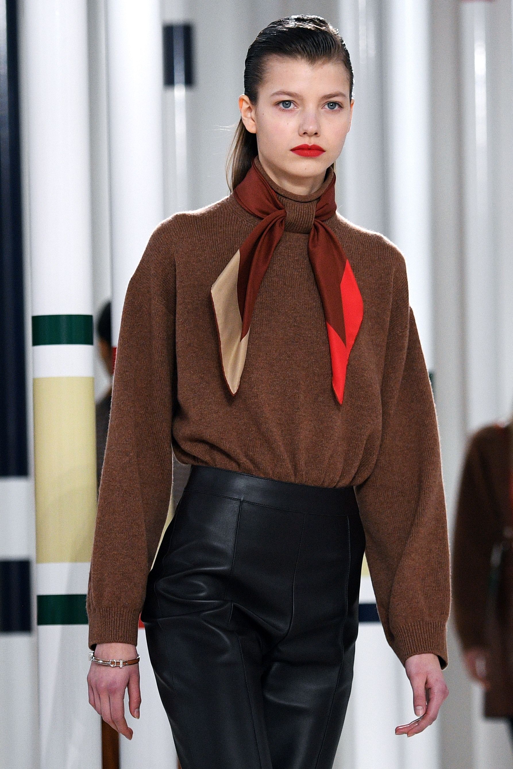 新华社/法新2月29日,在法国巴黎时装周上,模特展示爱马仕(hermes)品牌