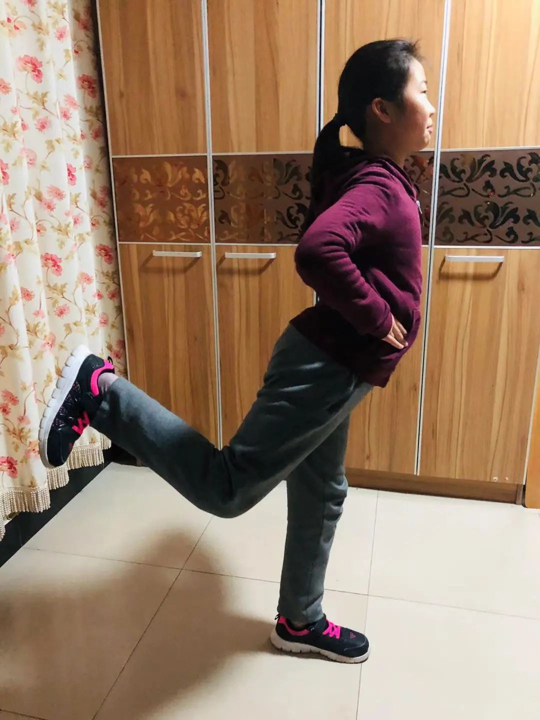 花样运动练起来下面就让我们一起来看看这些居家运动的小达人吧!