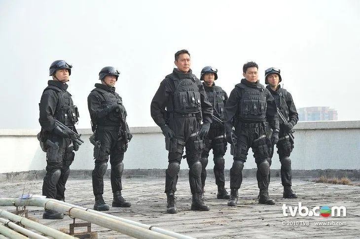 他们带我认识了香港警察局的各个部门,o记,法证科,cid,飞虎队,cib刑事