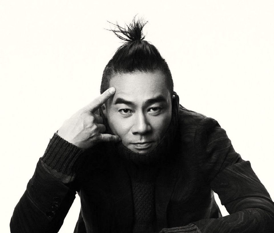 陈小春除了刘青云之外,张家辉也是香港著名的演技派,.