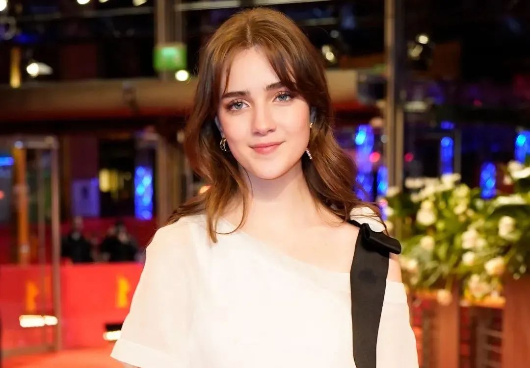 搜的灵气少女塔莉娅·莱德吧~《银幕》场刊最高分的夺奖大热门《从不