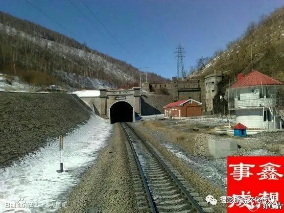 山上风电设备伊列克得沟口飞机库列车正从46km开往石门子站原创摄影