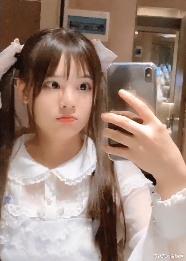 火线妹穿睡衣照镜子看到她腿的真实肤色比非洲人都黑