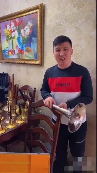 赵本山徒弟杨树林,老婆入狱后罕见晒近况,暴露豪宅内景全是唢呐