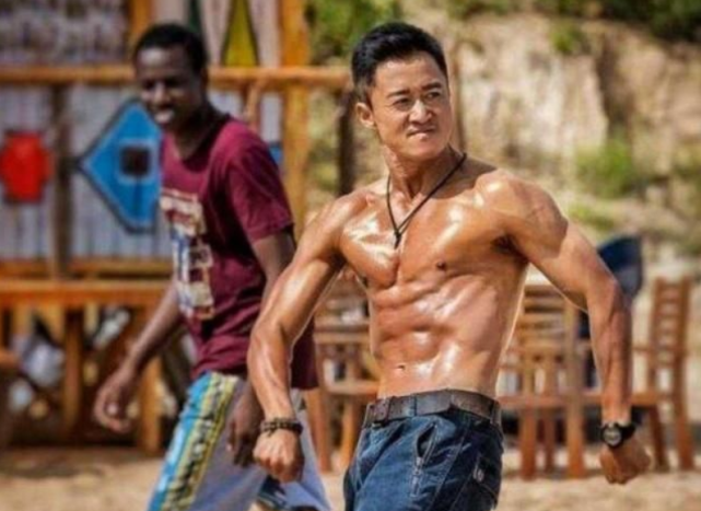 战狼吴京童心未泯裹被子扮大象逗得谢楠和儿子大笑不止