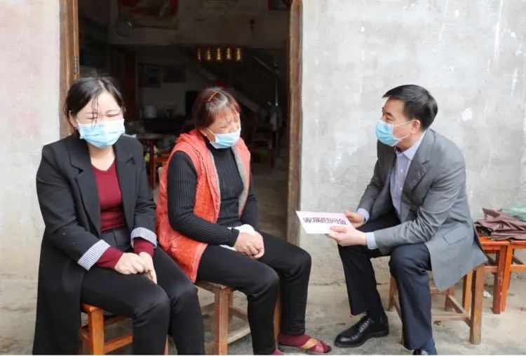 贺州市副市长徐海浪看望慰问钟进杏同志家属